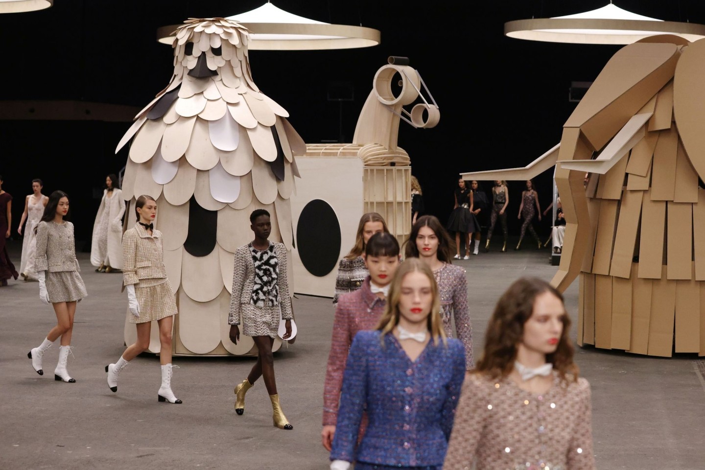 Models mit Kreationen der Chanel Haute Couture Frühjahr-Sommer-Kollektion 2023.