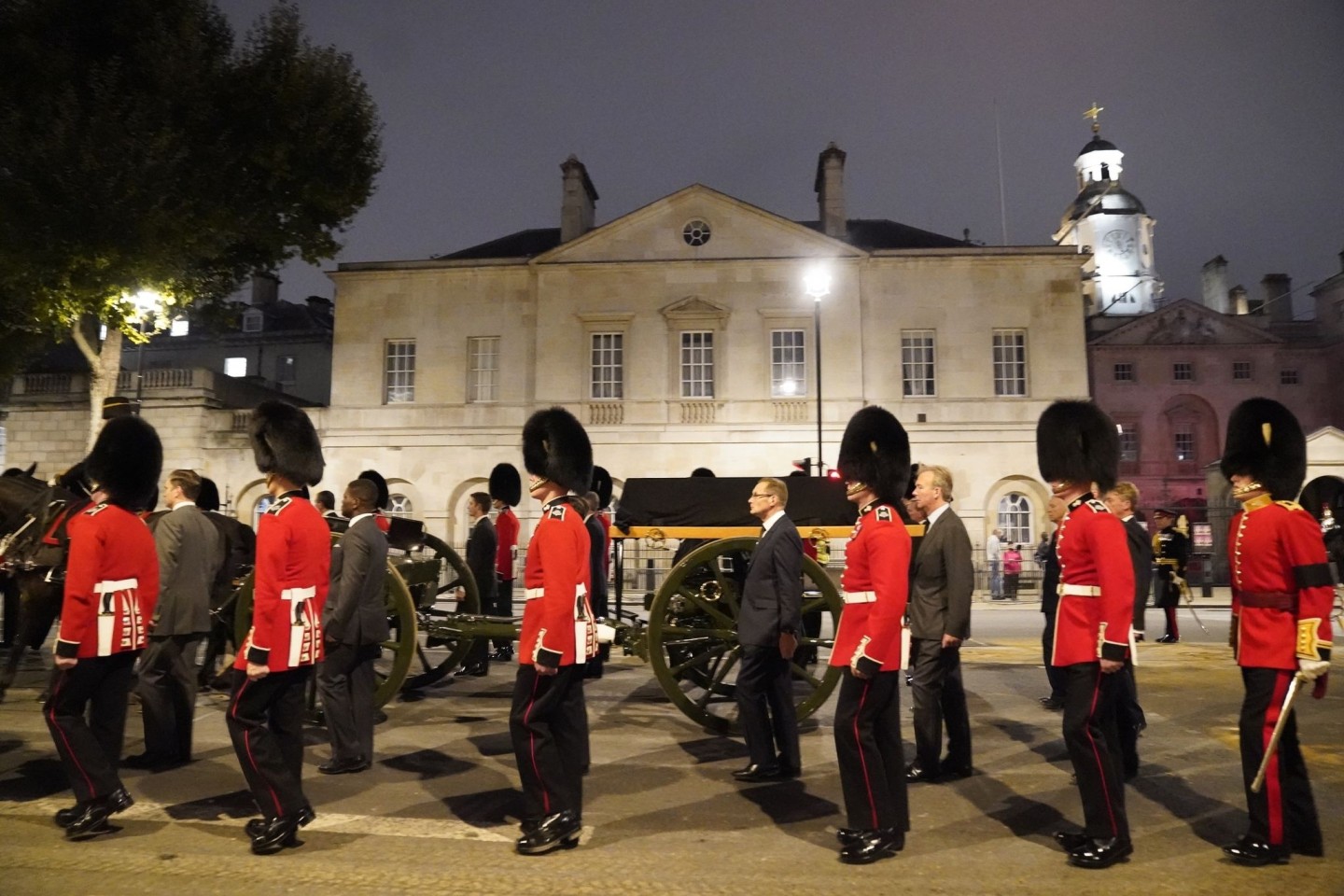 Mitglieder der Königsgarde marschieren bei einer frühmorgendlichen Probe für die Prozession des Sarges von Königin Elizabeth II. vom Buckingham Palace zur Westmister Hall in London.