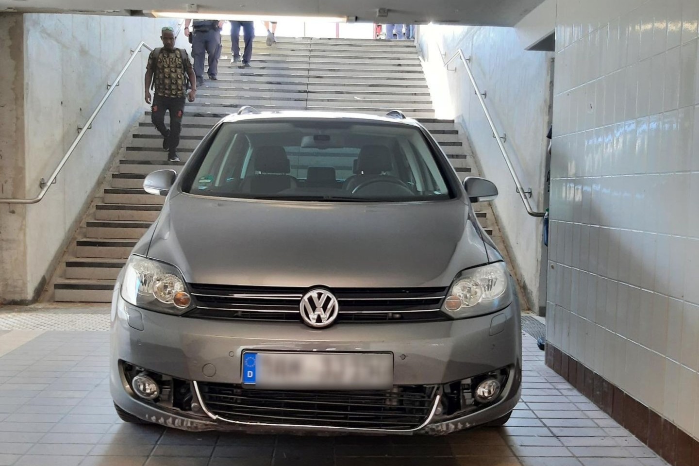 Ein Auto in einer Unterführung in München. Der 86 Jahre alte Fahrer hatte den Eingang des Tunnels mit einem Parkhaus verwechselt.