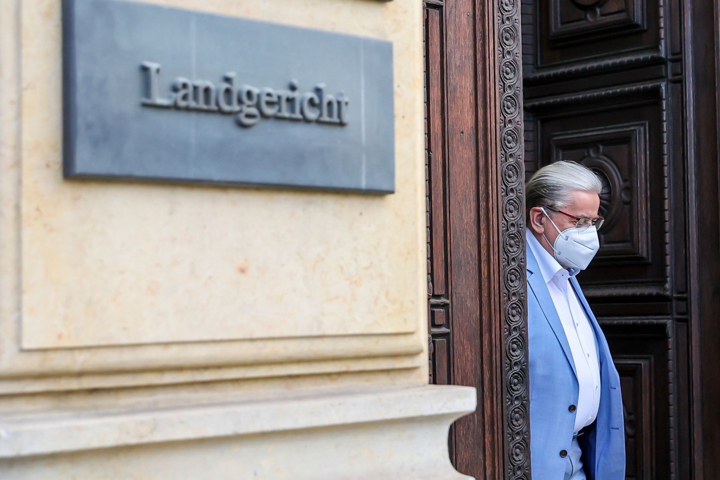 Der frühere MDR-Unterhaltungschef Udo Foht verlässt nach dem ersten Prozesstag am Donnerstag das Landgericht Leipzig.