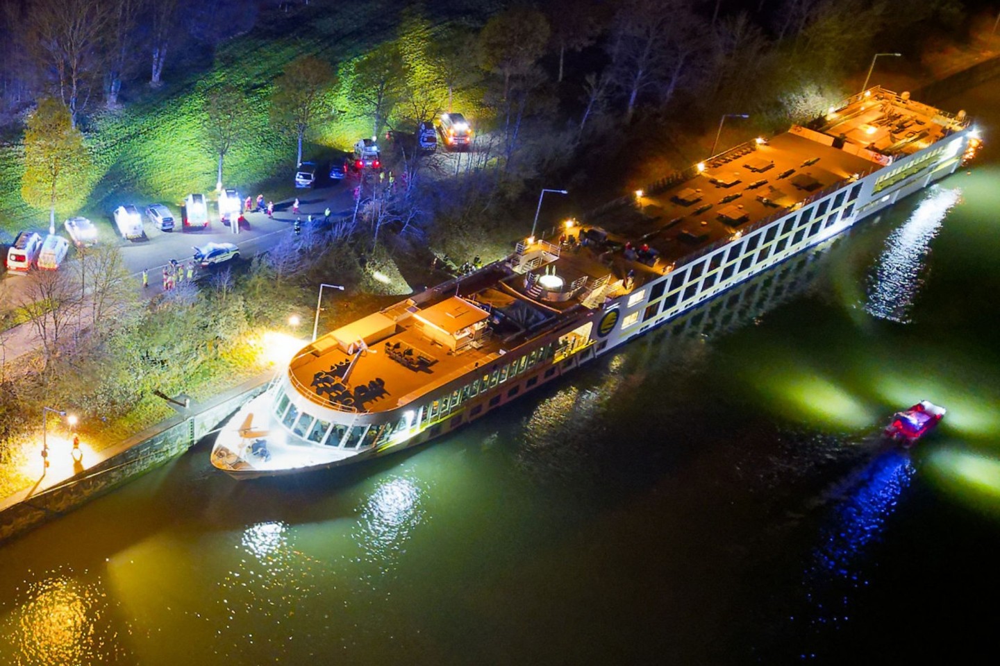 Ein bulgarisches Kreuzfahrtschiff ist in Aschach an der Donau im Schleusenbereich gegen eine Betonmauer geprallt.