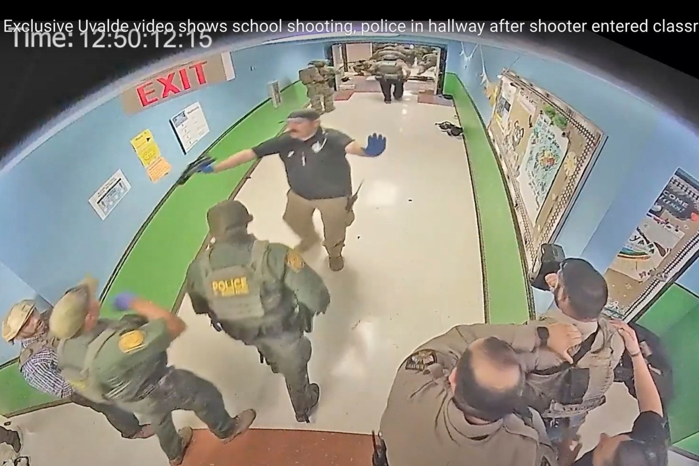 Auf diesem Bild eines Überwachungsvideos reagieren Polizisten auf die Schüsse in der Robb Elementary School in Uvalde.