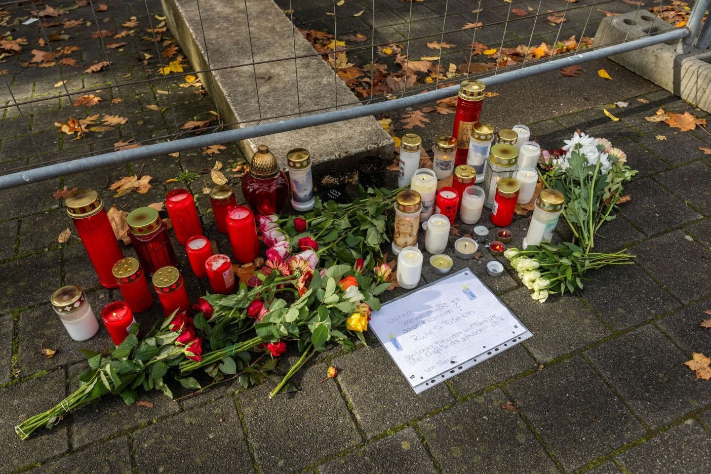Blumen und Kerzen liegen vor der Schule in Offenburg, in der sich die Bluttat ereignete. Die Sonderkommission «Mühlbach» ermittelt in dem Fall.
