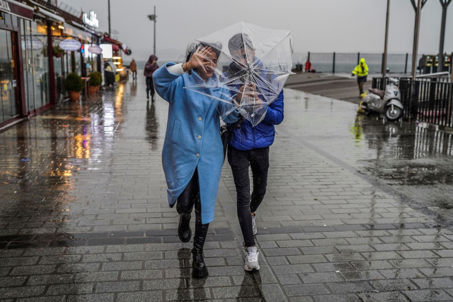 Ein Paar schützt sich mit einem Regenschirm vor starkem Wind und Regen in Istanbul.