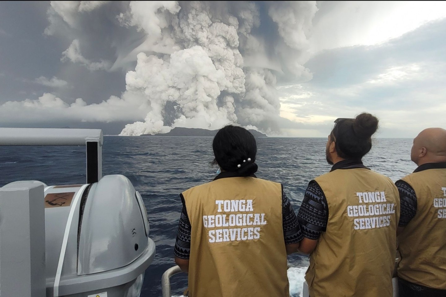 Mitarbeiter des Geologischen Dienstes von Tonga beobachten und überwachen den Ausbruch des Vulkans Hunga-Tonga-Hunga-Ha'apai aus sicherer Entfernung.