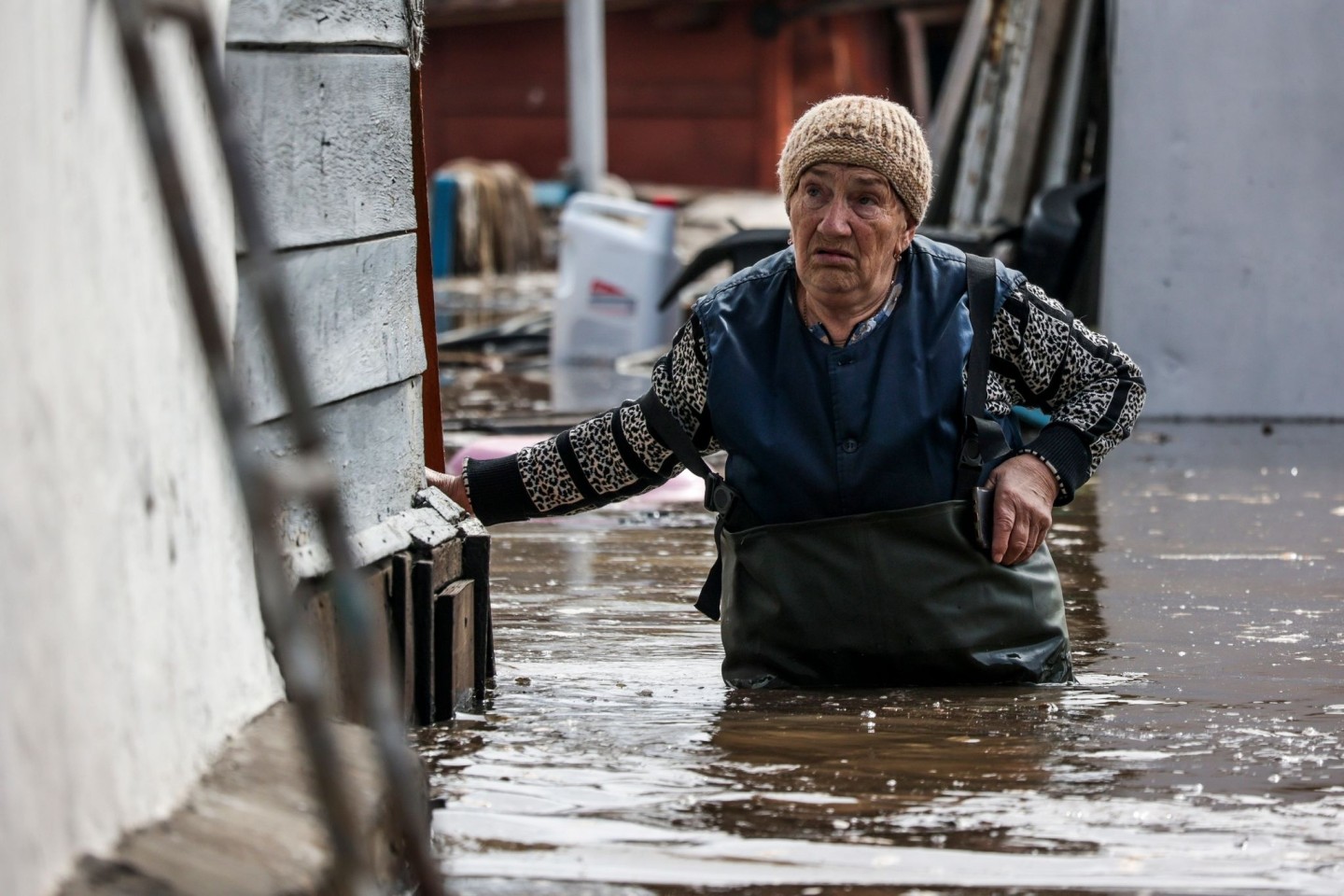 Eine Frau in der Nähe ihres Hauses in einem überschwemmten Gebiet in Orenburg, Russland.