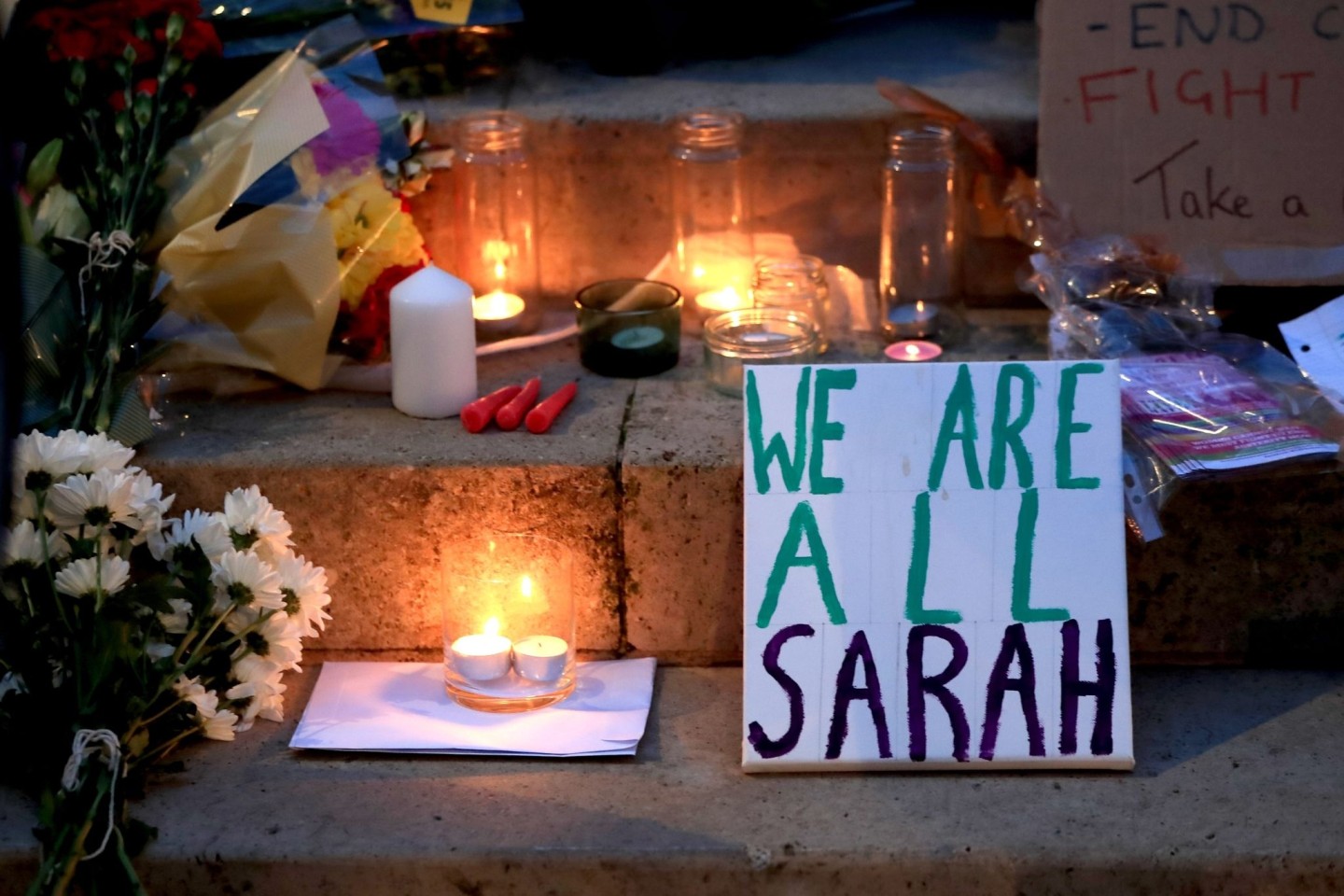 Kerzen und Blumen sind bei einer Mahnwache für die getötete Sarah Everard an der University of Leeds zu sehen. Nur wenige Tage nach dem Urteil gegen ihren Mörder ist ein weiterer britisch...