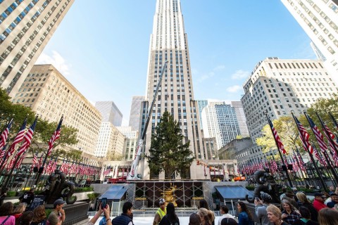 Weihnachtsbaum am Rockefeller Center in New York angekommen