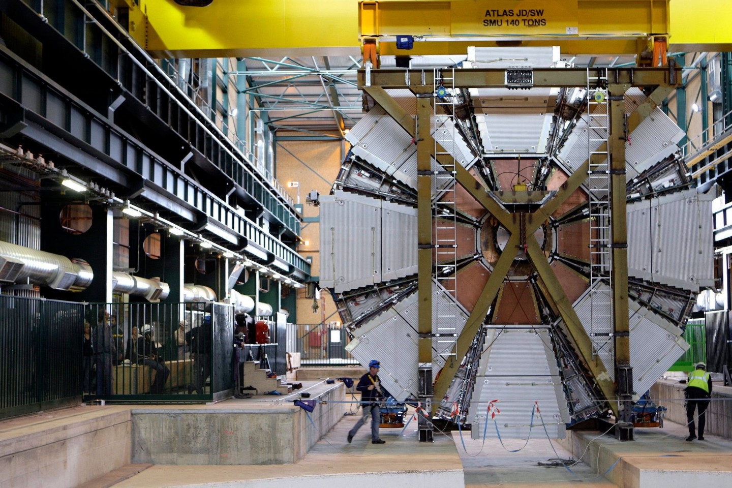 Das letzte, 100 Tonnen schwere Element des Atlas-Experiments wird in die Höhle der Europäischen Organisation für Kernforschung CERN in Meyrin bei Genf hinabgelassen.