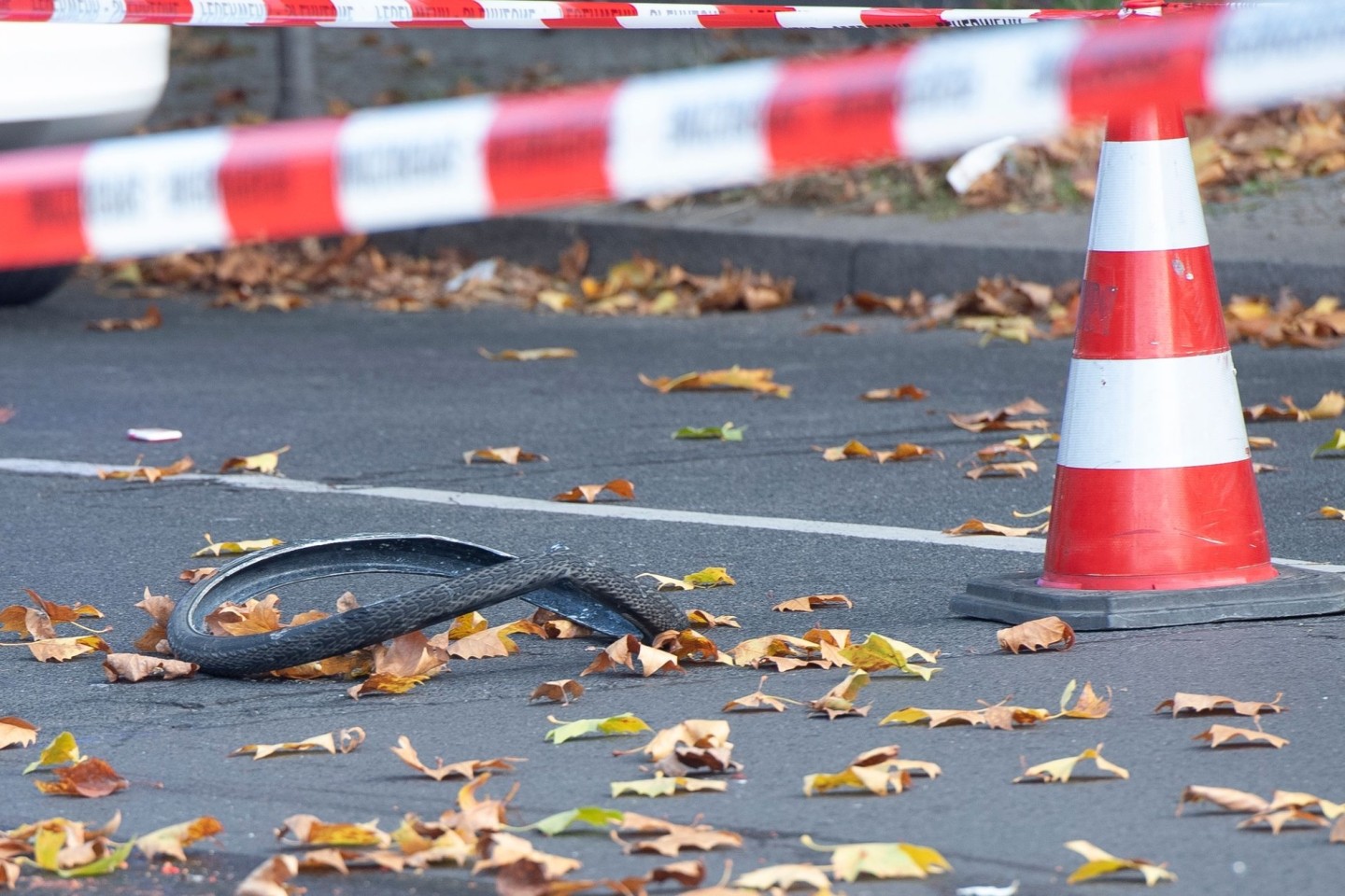 Eine Radfahrerin ist bei dem Unfall mit einem Lastwagen in Berlin lebensgefährlich verletzt worden.