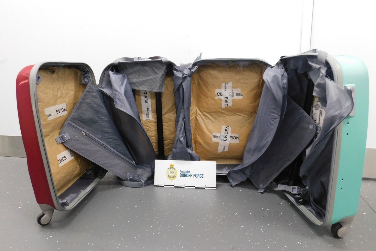 Die beiden Koffer, in deren Futter zehn Kilogramm Methamphetamin versteckt wurden.