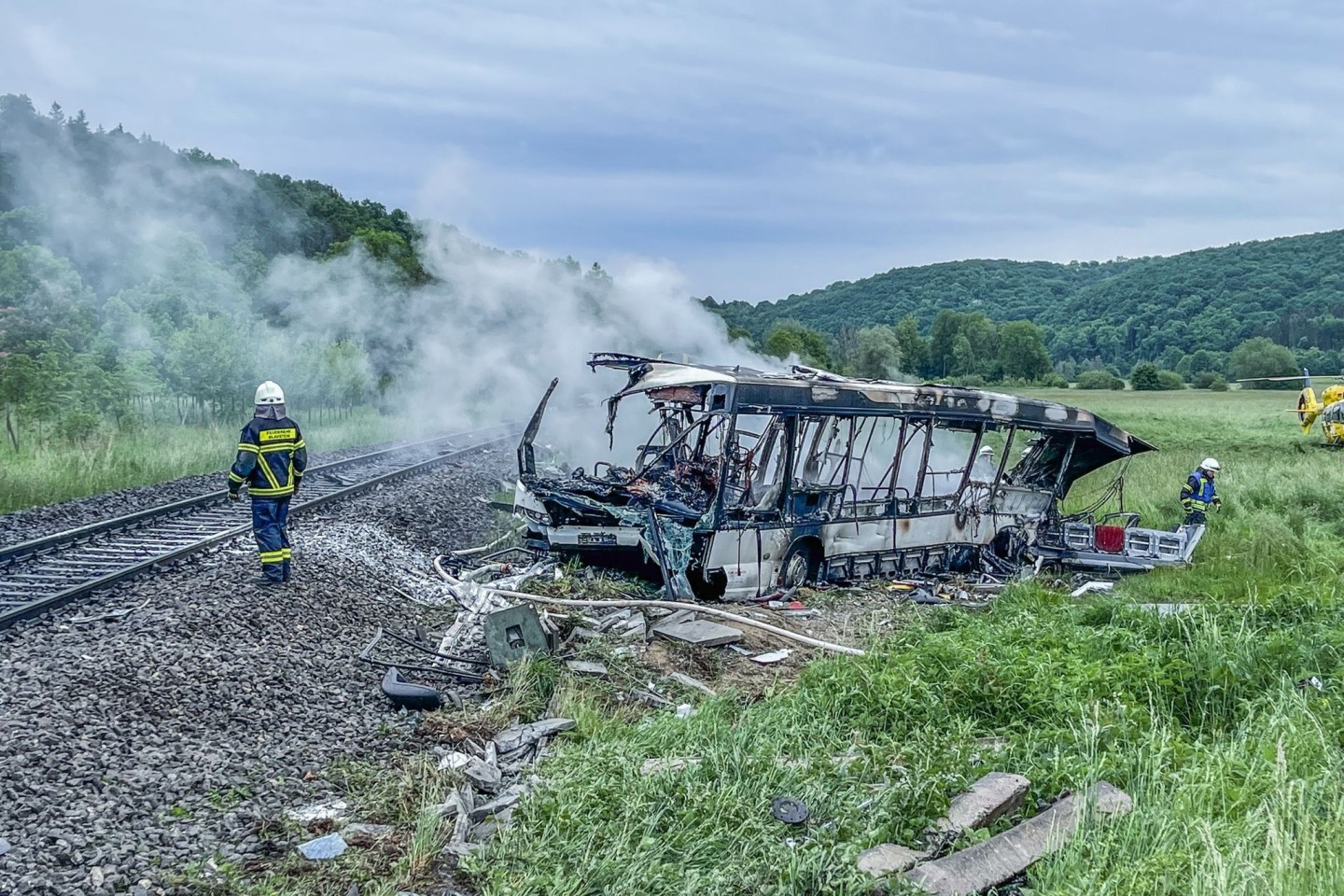 Der Bus, der in der Nähe von Ulm mit einem Zug kollidierte, ist völlig zerstört.
