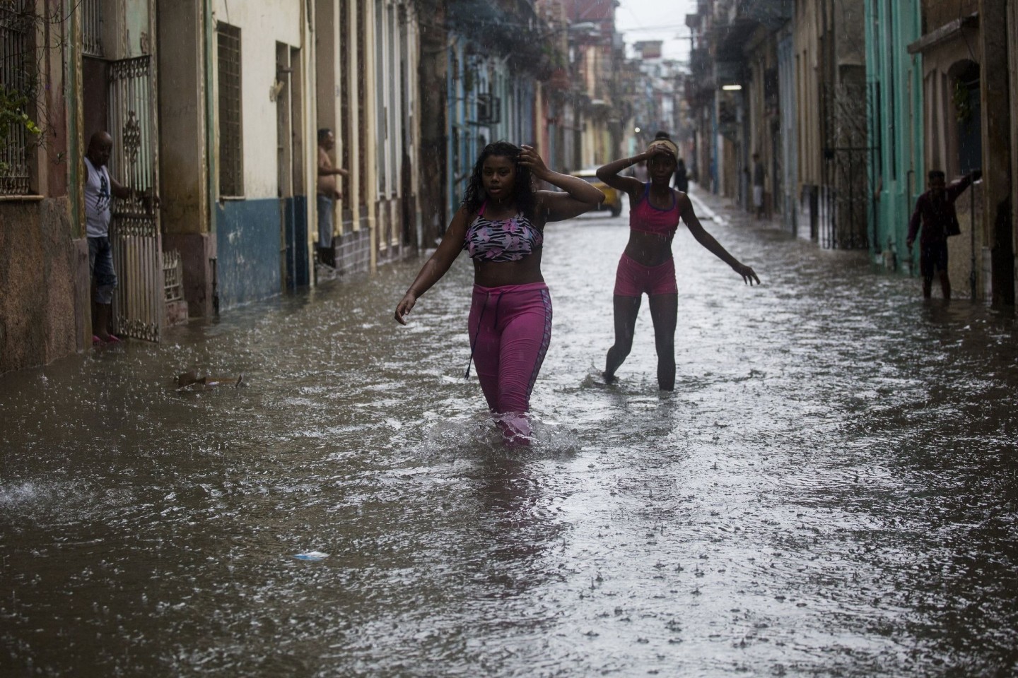 Zwei Frauen waten durch Hochwasser in Kubas Hauptstadt Havanna.