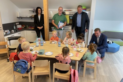 Bürgermeister besucht neue Kindergartengruppen