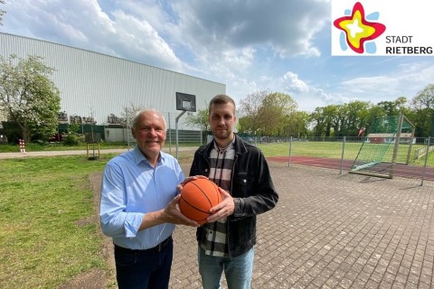 Ab ins Körbchen - neuer Hobby-Basketballplatz entstanden in Neuenkirchen