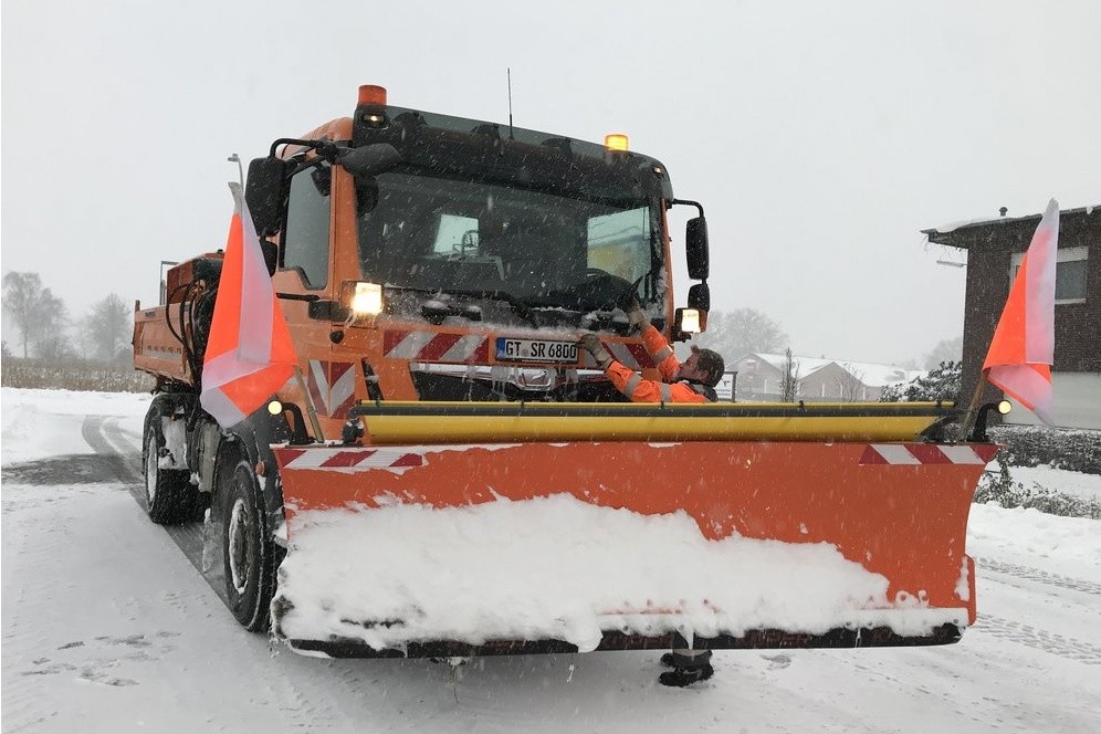 Mit dem Räumfahrzeug im Einsatz gegen die Schneemassen